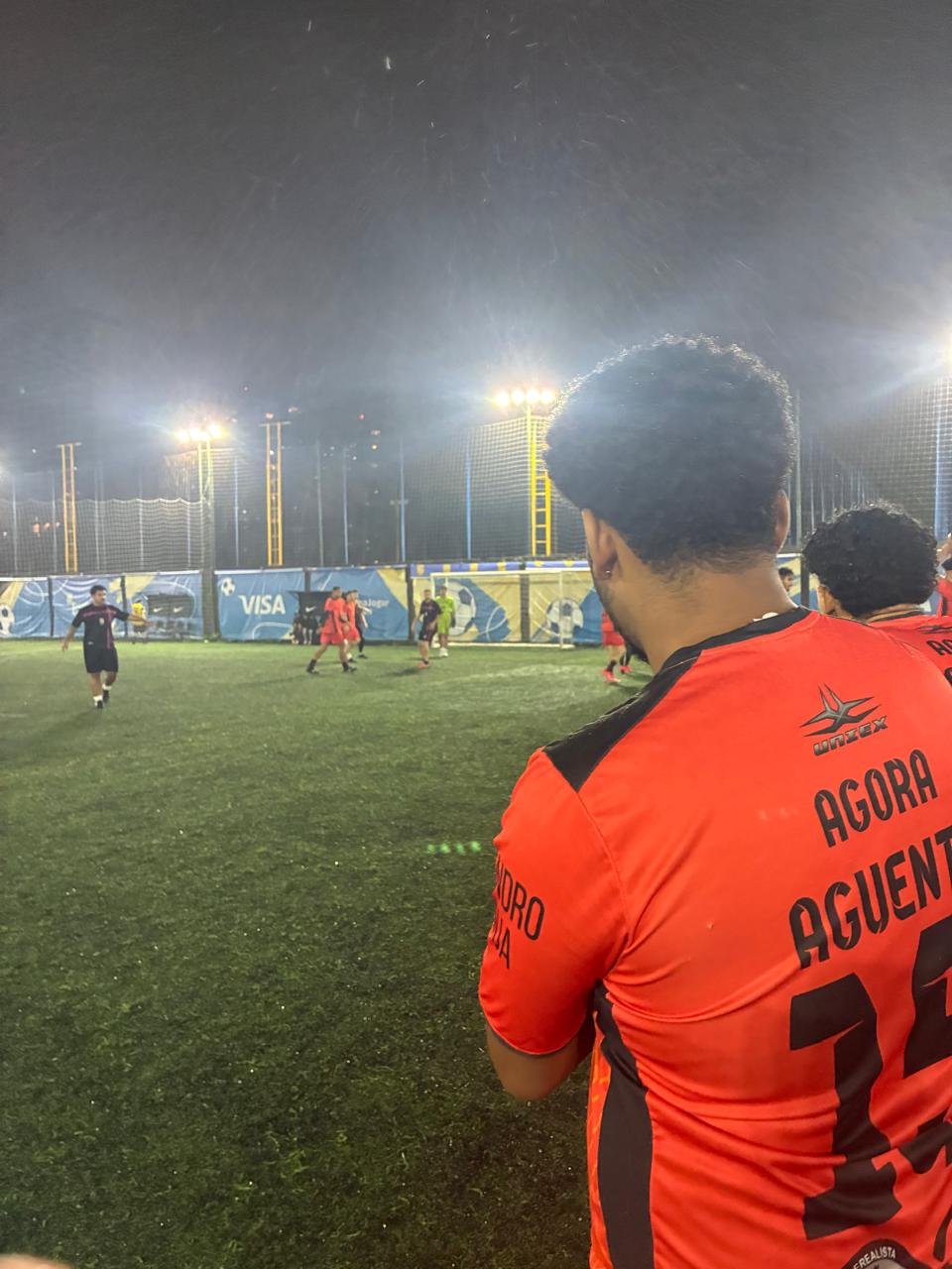 Atleta acompanhando a partida na Copa SB 2025